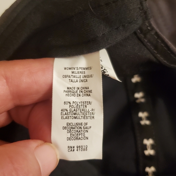 New with tags Under Armour women's  adjustable hat - Picture 6 of 6